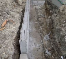 Mur limite séparative en parpaing à bancher rempli de béton