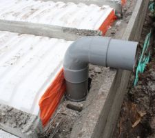 Aération du vide sanitaire , fait en mural et non pas en sous bassement car je trouve sa plus pratique et surtout si il pleu l'eau ne rentre pas dans le VS !