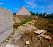 Coté pignon droit avec un bout de notre jardin