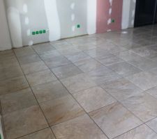 Porcelanosa arizona caliza dans le salon/s&eacute;jour/cuisine