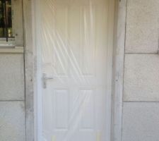 Porte d'entrée posée