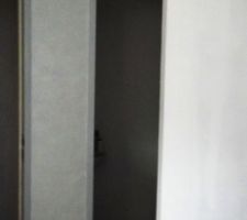 Couloir du bas, tapisserie plus entourage des portes en gris plume