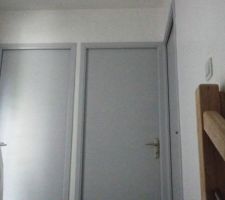 Couloir du haut, porté en gris plume et murs blanc