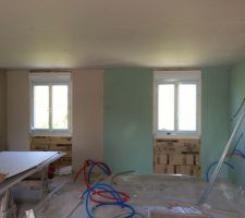 Une chambre et la salle de bain