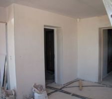 Mise en place du pl&acirc;tre sur la brique monomur