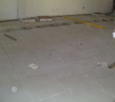 Pose du carrelage en cours