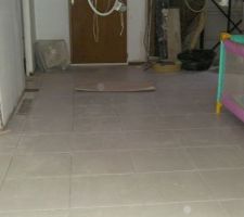 Pose du carrelage en cours