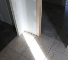 &agrave; gauche: buanderie, &agrave; droite: entr&eacute;e de service, l&agrave; ou je suis: cuisine