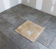 Atelier avec acc&egrave;s au vide sanitaire: attente de la trappe &agrave; carreler