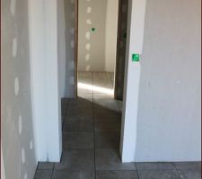 Atelier puis entr&eacute;e de service puis cuisine