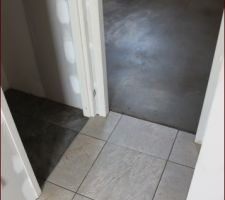 &agrave; gauche les toilettes, en face chambre d'amis