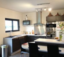 Cuisine couleur wengé avec plan de travail gris argenté