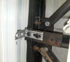 Baie du salon  - Détail Fixation sur ossature métallique de la maison