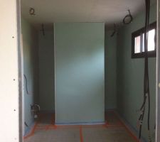 La douche sera derrière la cloison