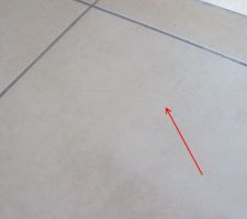 Fissure sur un carreau du salon