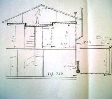 Vue en coupe de la maison avec l'extension terrasse et le plancher à deux niveaux entre le 1er étage et les combles.