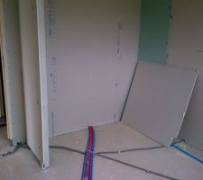 Chambre du bas avec placard