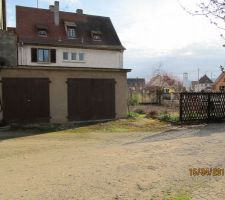 Garage actuel qui sera remplacer par des garages pr&eacute;fabriqu&eacute;s et qui aura &eacute;galement la fonction de terrasse