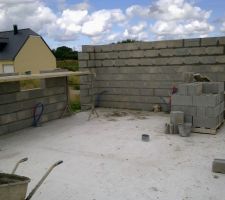 Au bout de 1 jour et demi de pose des parpaings !