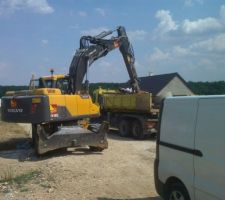Arrivée de la pelle pour le puisard