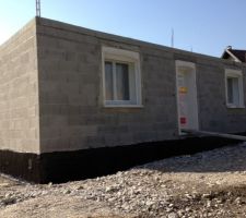 Portes et fen&ecirc;tres scell&eacute;es dans les murs.