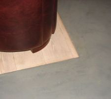 D&eacute;faut Esprit B&eacute;ton - Mauvaise d&eacute;limitation entre le parquet incrust&eacute; et le b&eacute;ton. Mauvais poncage du b&eacute;ton cir&eacute; &agrave; certains endroits ...