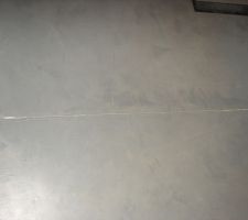 D&eacute;faut Esprit B&eacute;ton - dilatation de la dalle avant la coupe du joint de dilatation du b&eacute;ton cir&eacute;. Il fallait peut-&ecirc;tre couper le chauffage au sol avant de r&eacute;aliser le b&eacute;ton cir&eacute; non ?!!