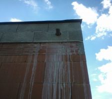 Sortie trop plein si gouttière principale bouchée (10 cm plus haut que la goutière principale)