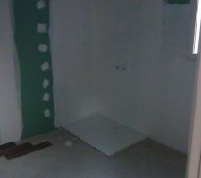 Le receveur de douche est posé. Bilan: une déchirure musculaire et une hernie!