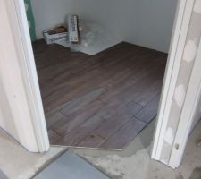 Vue du sol imitation bois de la salle de bains (de chez Terrières, superbe!)