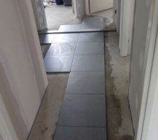 Le couloir en cours de carrelage