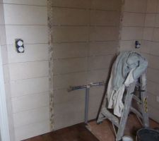 Emplacement du futur meuble de salle de bains (faïence de chez Castorama, listel en pierre de chez Leroy-Merlin)