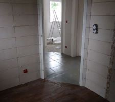 Vue du sas d'accès à la partie nuit depuis la salle de bains (manque le joint pont de bateau noir au sol)