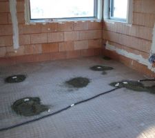 Préparatifs de la chape RDC avec treillis de renfort.