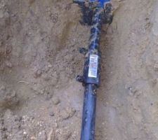 Bonjour je souhaite raccorder ma maison au compteur d'eau en limite de terrain .

en effet j'avais un tuyau provisoire pour la construction et je souhaite mettre l'eau potable à la maison...

1) comment enlever le tuyau avec ce systeme ?

2) faut-il installer un clapet anti-retour puis un robinet d'arrêt ?

3) y a t'il un élément qui manque dans ce que je viens de citer 

merci