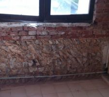 Mur brique silex découvert