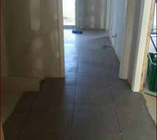 Pose du carrelage r&ecirc;ve urbain gris CERABATI