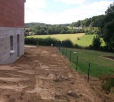 Côté de la maison après passage du terrassier