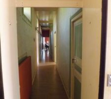 Couloir (Photo depuis séjour), le couloir distribue Dans l'ordre Chambre 1 , Salle de bain, Chambre 2 , Chambre 3.