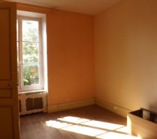Chambre 1 (Porte ouverte donne accès salle de bain)