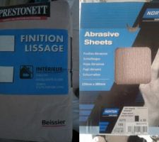 Enduits de finition / lissage (le "garnissant" rouge absent de la photo) et feuilles abrasives.