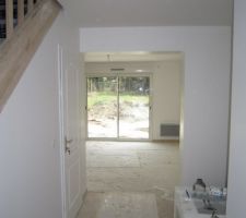 L'entr&eacute;e et une partie du s&eacute;jour apr&egrave;s enduit et peinture.