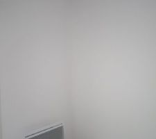 Un angle de la salle &agrave; manger apr&egrave;s enduit et peinture.