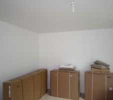 Le salon avec son futur canap&eacute; d'angle, apr&egrave;s enduit et peinture.