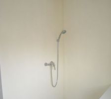 La douche de la salle d'eau, avec produit "Masqu'carrelage" (blanc cass&eacute;) et son vernis.