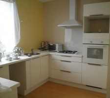Une première vue de la cuisine (en attendant que le lave-vaisselle arrive et que tout soit rangé)
