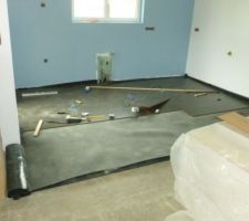 Debut du parquet flottant dans la cuisine. Ce sont des dalles de liege