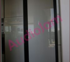 La porte coulissante pour l'accès au cellier, fermée !