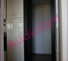 La porte coulissante pour l'acc&egrave;s au cellier, ouverte !