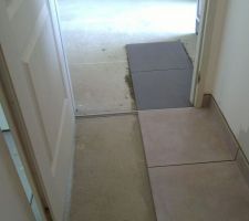 2 carreaux non posés - en attente changement bati de la SDB